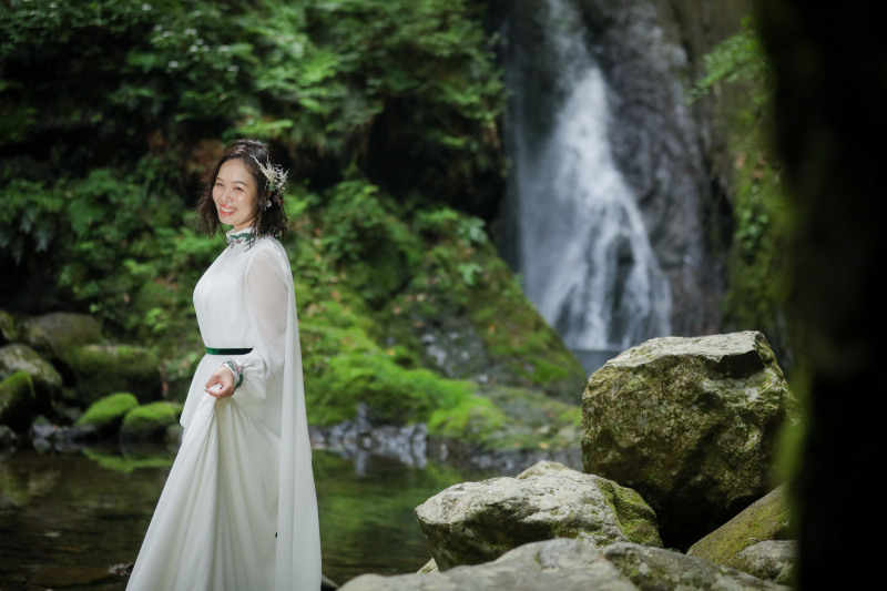 滝ロケーション新婦様ソロショット