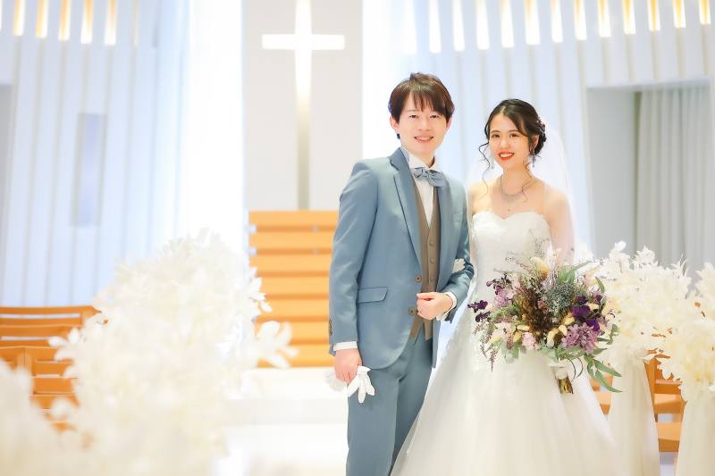 祭壇前のやわらかな空間に寄り添うおふたりの洋装姿