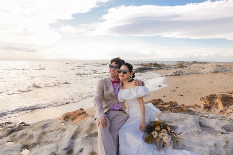 海岸でサングラス姿のリラックスしたツーショット！