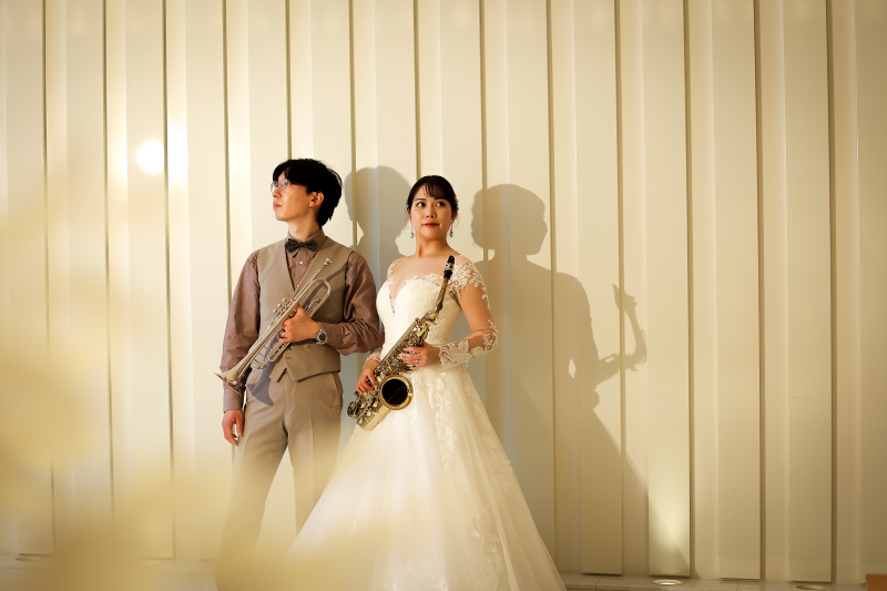 お二人の楽器と陰影を活かしながら洋装ツーショット