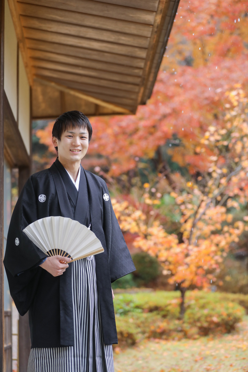 新郎様も紅葉を背景にソロショット撮影