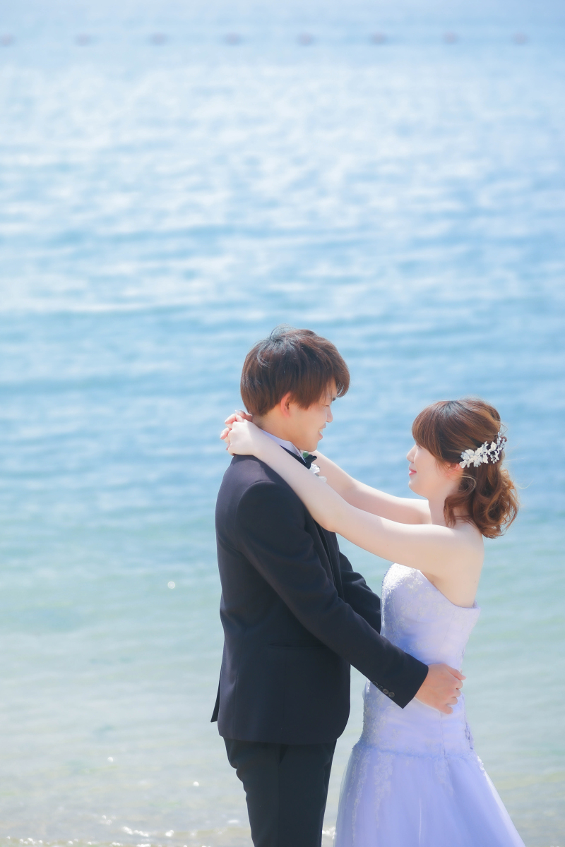 ドレス姿で海ロケーション撮影