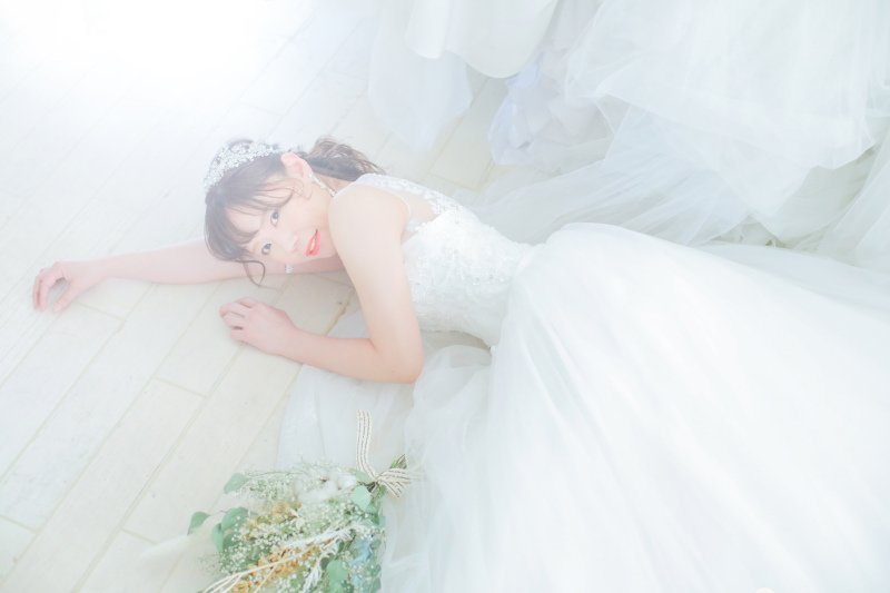 ドレス姿で寝転び撮影
