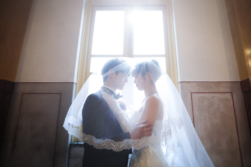 柔らかな逆光とベール活かした洋装衣装ツーショット