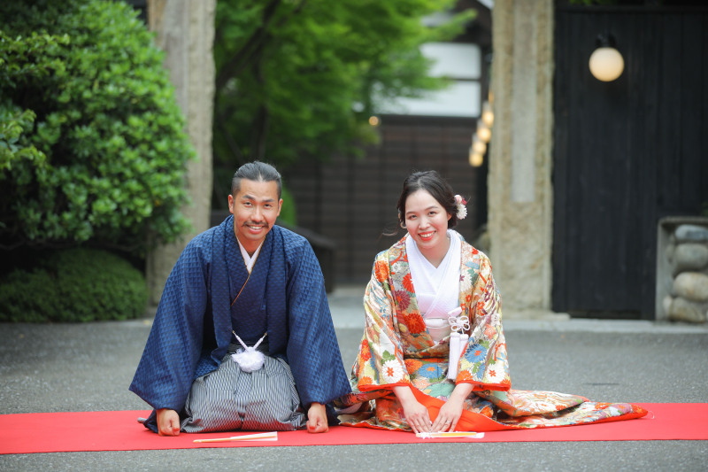 新緑を背景に正座ツーショット撮影