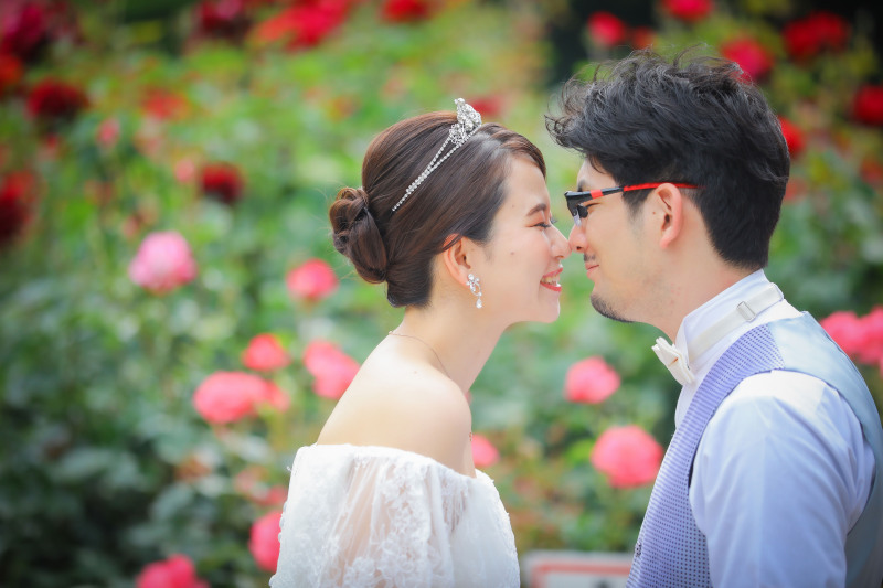 バラを背景にノーズキス