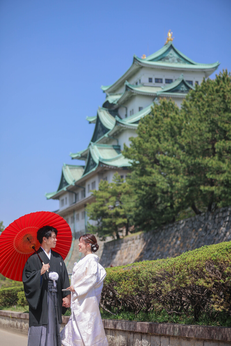 名古屋城を背景に