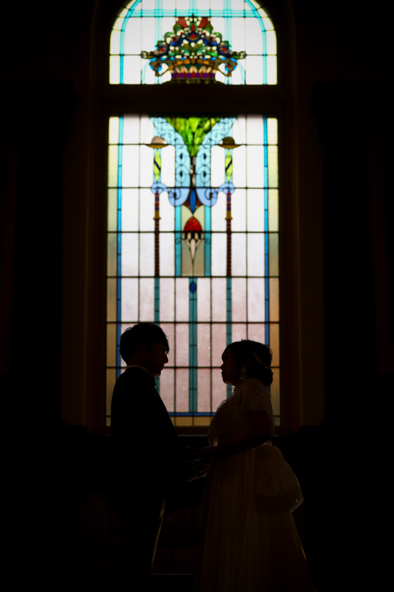 ステンドグラスとシルエット