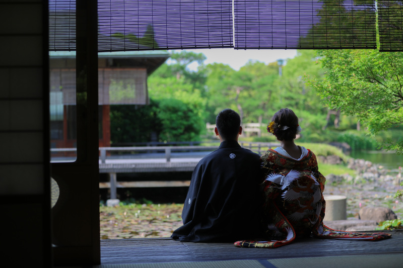 庭園内の縁側で撮影