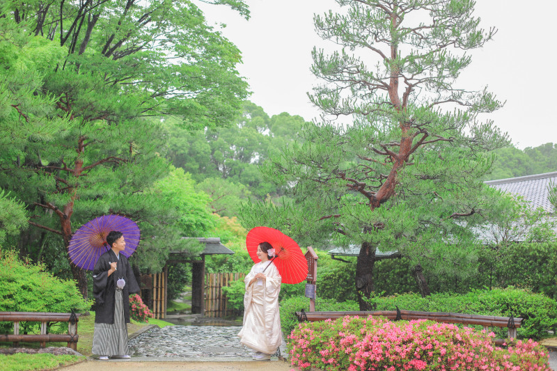 雨の降る白鳥庭園で白無垢ロケーション撮影