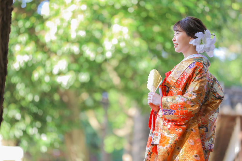 新婦様のソロショット新緑の鮮やかさと一緒に