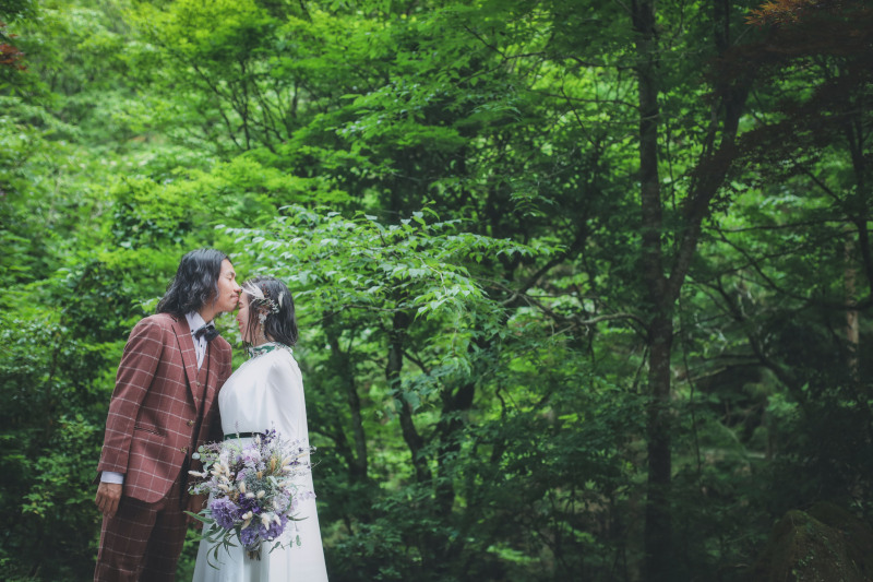 新緑を背景にキスショット撮影