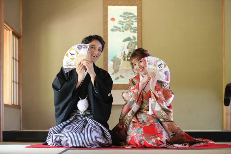 扇子を使用して楽しげに