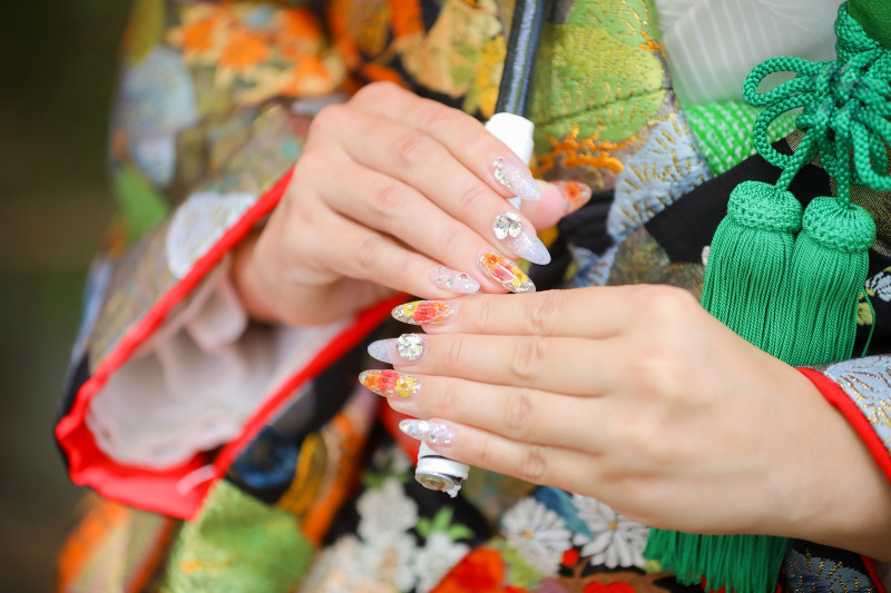 色打掛に合わせて鮮やかなネイルと