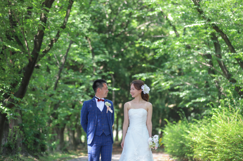 新緑のロケーションで洋装撮影