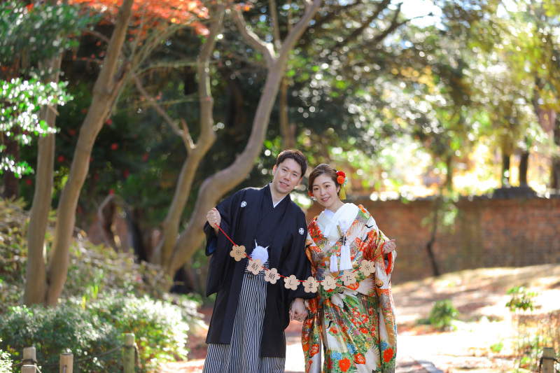 レトロなレンガ塀を背景にガーランド撮影