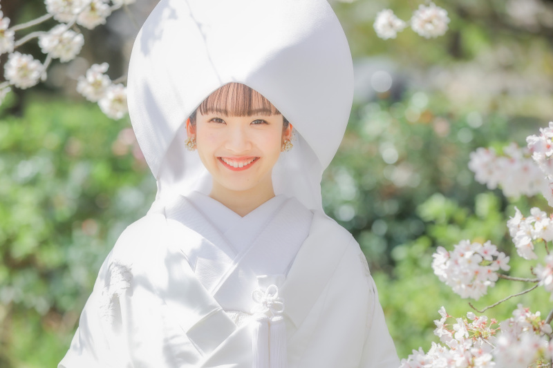 桜をアクセントに綿帽子姿の新婦様ソロショット撮影