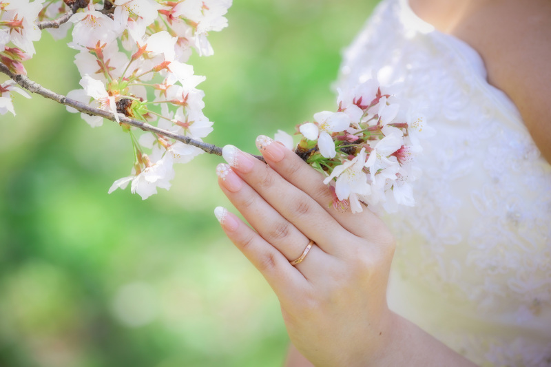 指輪と桜のネイルをより魅力的に