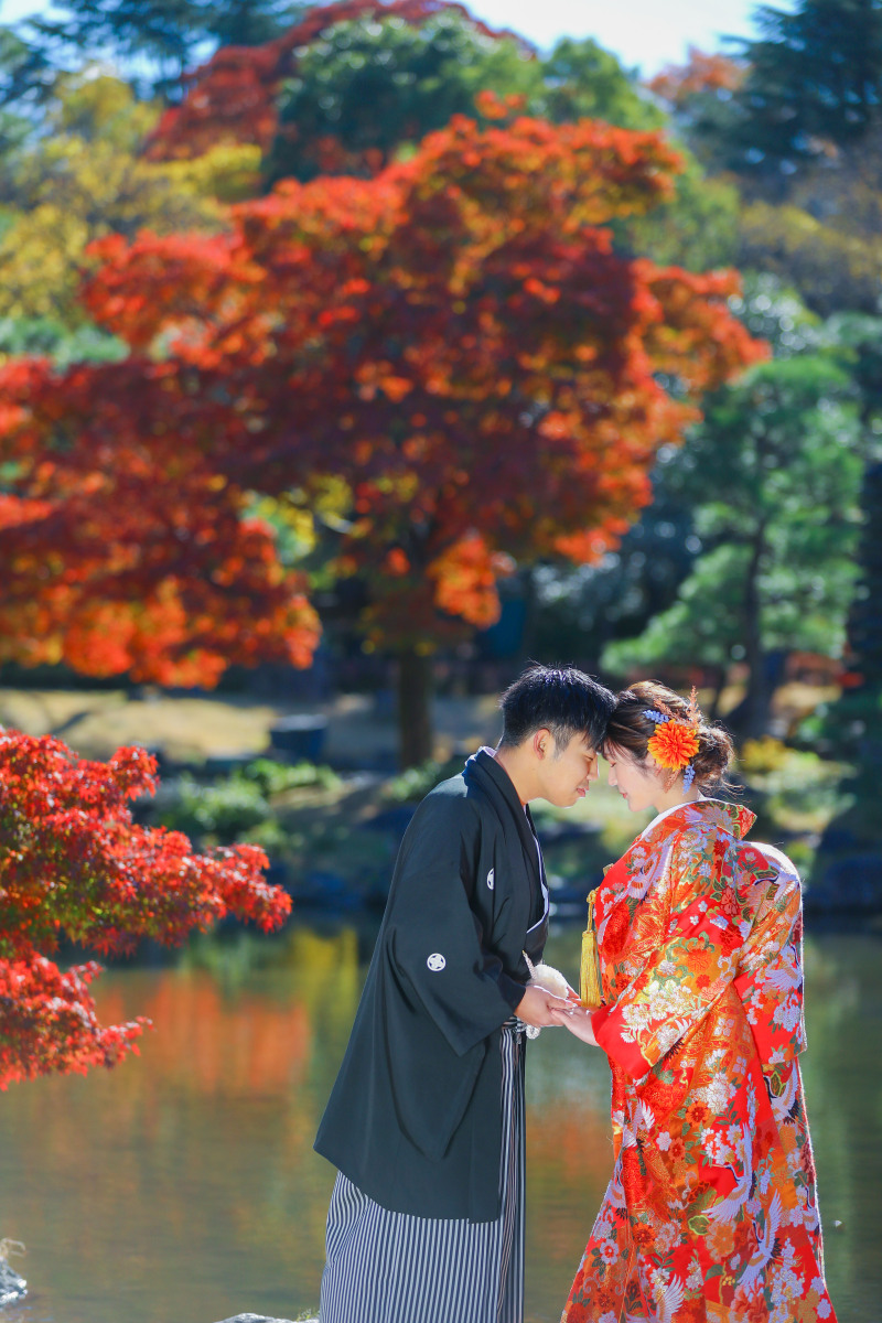 鮮やかな色打掛と鮮やかな紅葉で・・・