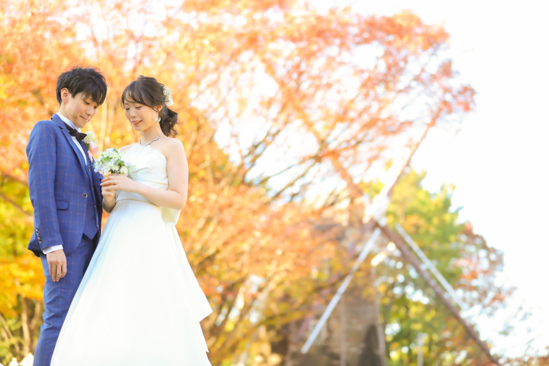 名城公園内の風車を背景に
