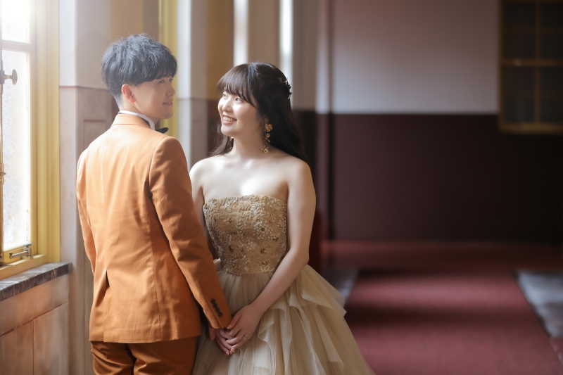 窓辺の光に包まれた、優しいまなざしのツーショット