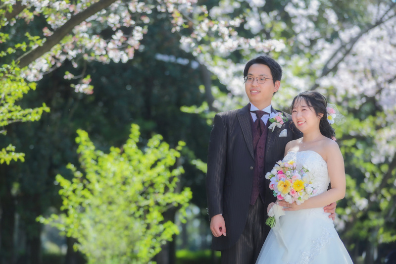 新緑と桜の鮮やかさを活かしたツーショット撮影