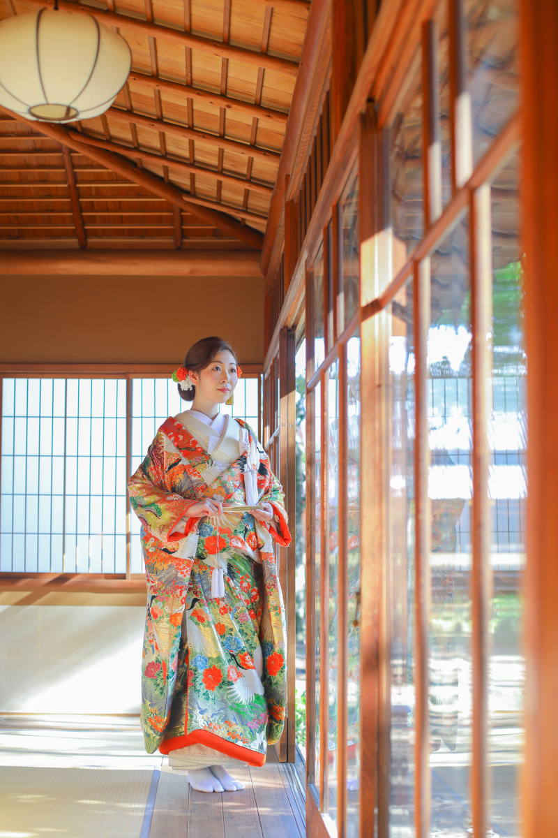 お茶室内で新婦様のソロショット撮影
