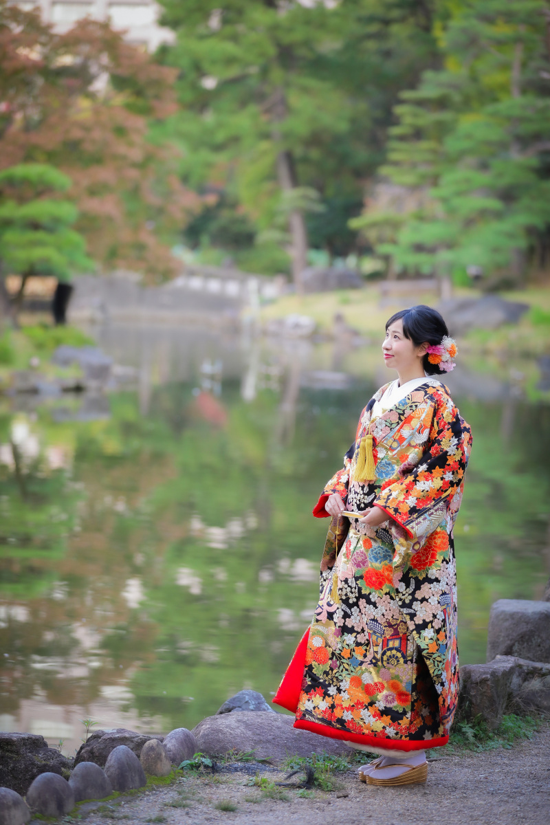 色打掛の新婦様ソロショット目線は遠くを見て撮影