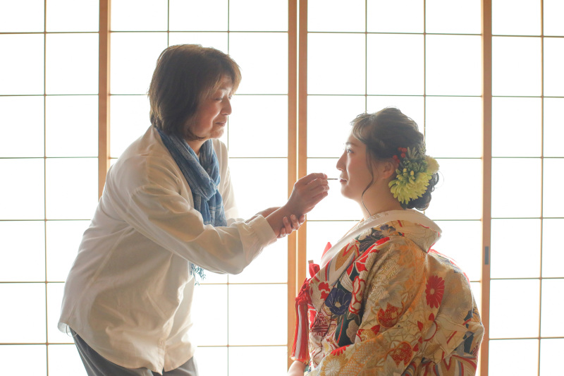 お支度の仕上げはお母様に