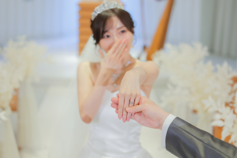大切な結婚指輪にピントを合わせたお手元ショット