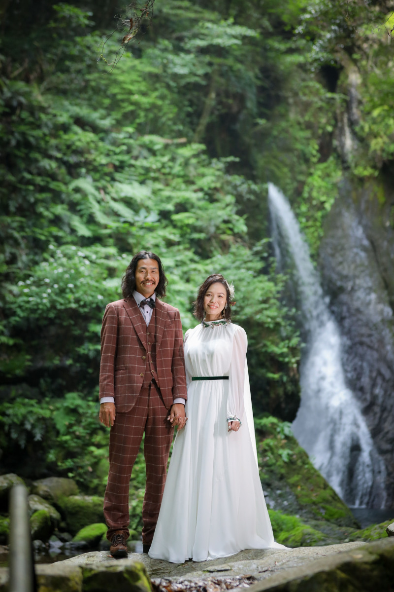 滝を背景にお二人全身のツーショット撮影