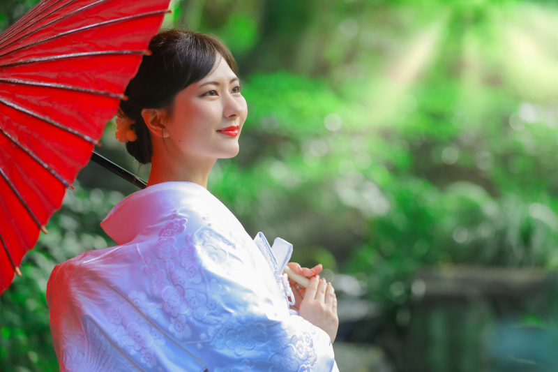 凛とした表情で白無垢姿をより魅力的に！