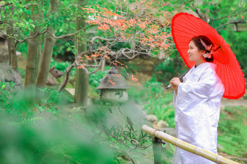 赤番傘と白無垢で庭園撮影！