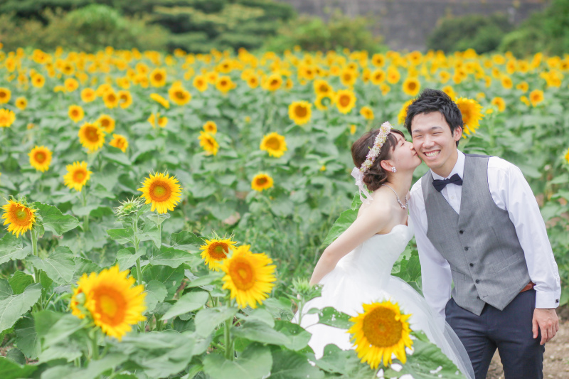 ひまわり畑で笑顔でキス撮影！