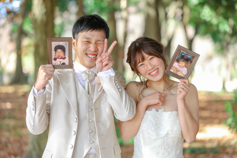 お二人の子供時代の写真を持って！