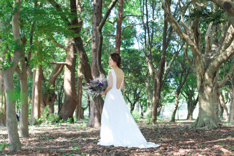 鮮やかな新緑の中でドレスのバックショット！