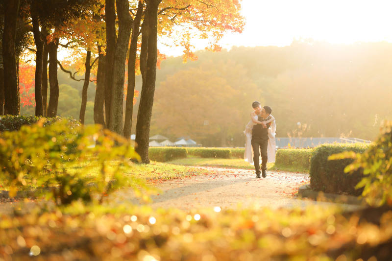 秋の夕暮れ時。夕日が幻想的な雰囲気を演出してくれた1枚です。お二人から、おんぶ写真のご要望を頂いていたので、ロケーション場所とお二人との一体感を意識して撮影を行いました。