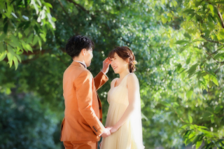 撮影中、お二人が自然に見せる仕草や表情をしっかりと捉えています。それにより、ふとした瞬間でも、お二人の魅力や深い絆を明確に表現することができます。