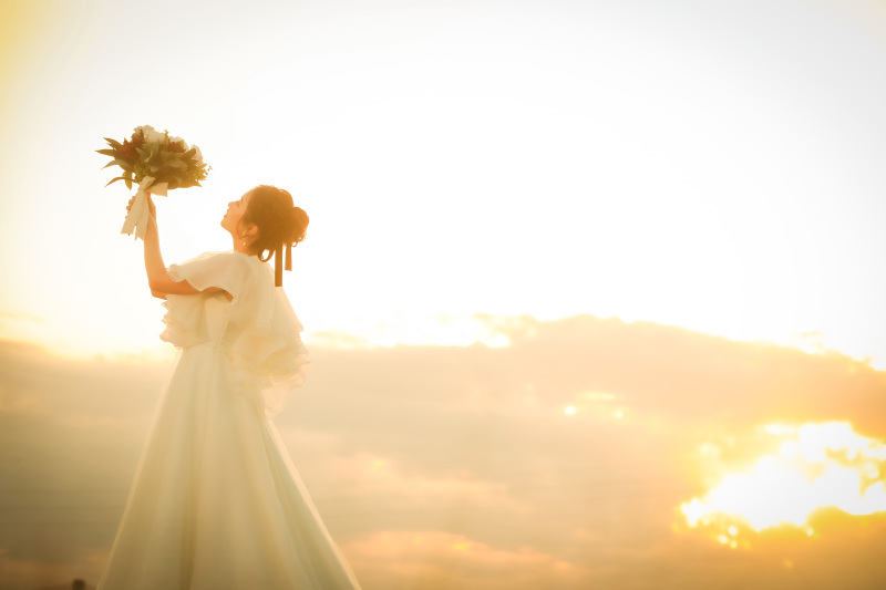 夕日を背景に新婦様のソロショット撮影。ブーケの位置・手の角度など、写真のイメージに合うようにポージングを行なって頂きました。ポージングのバランスを意識することで、より美しい写真を撮影する事ができます。
