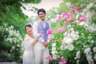 お二人の個性や関係性を大切にし、その上で最適なポージングをアドバイスしています。撮影中は、お二人とのコミュニケーションを深めつつ、その場の雰囲気やお二人の自然な反応に合わせて撮影を進めています。