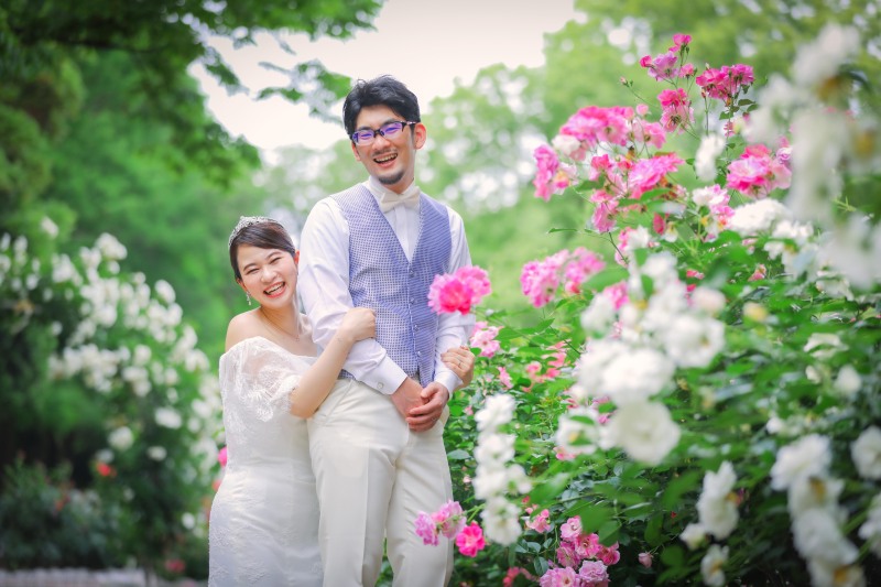 お二人の個性や関係性を大切にし、その上で最適なポージングをアドバイスしています。撮影中は、お二人とのコミュニケーションを深めつつ、その場の雰囲気やお二人の自然な反応に合わせて撮影を進めています。