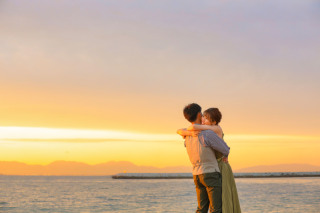 夕暮れ時の海ロケーション撮影では、背景の夕暮れ感と海岸の開放的な雰囲気が伝わる様に意識し、主役のお二人の世界観が伝わる様撮影を行いました。