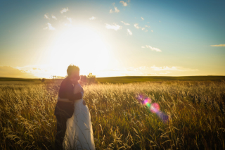夕日の暖かい光に包まれる時間帯で撮影。寄り添っていただき、おふたりらしい穏やかな空気感がそのまま写るよう大切にしています。夕陽の光・構図・背景も全体的なバランスを整えること意識して撮影を行っています。