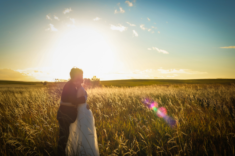 夕日の暖かい光に包まれる時間帯で撮影。寄り添っていただき、おふたりらしい穏やかな空気感がそのまま写るよう大切にしています。夕陽の光・構図・背景も全体的なバランスを整えること意識して撮影を行っています。