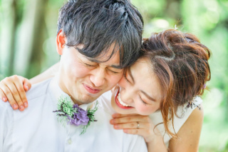 自然な笑顔が出やすいよう、お二人と会話を交えて撮影を行います。頬の寄せ方や手の位置、目線は少しだけ調整し、おふたりが無理なく寄り添える形を意識しました。作り込まず落ち着いた雰囲気を大切にした一枚です。