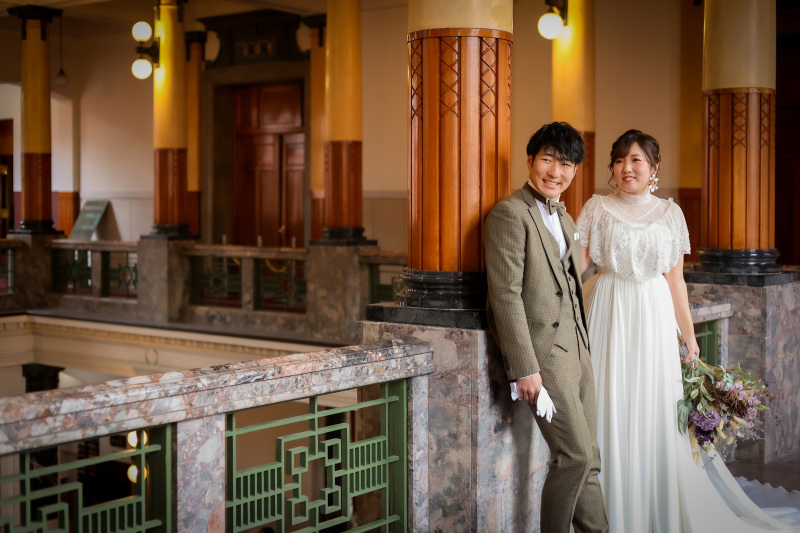 洋館のクラシカルな雰囲気に合わせて、お二人にポージングをレクチャーさせて頂き撮影を行いました。構図のバランス・ポージングのバランスを大切にすることで、写真全体の見え方も違ってきます。