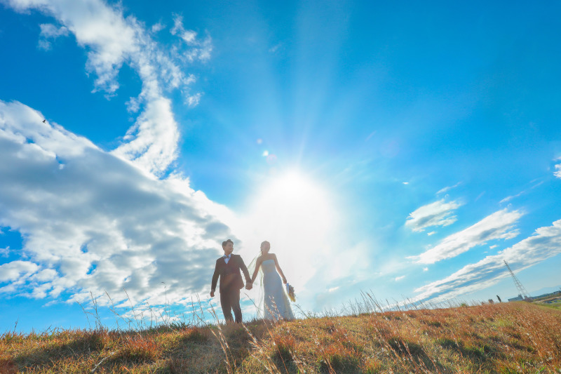 天候にも恵まれ青空と太陽のコントラストがとても綺麗だったので、お客様に広角構図での撮影をご提案し撮影を行いました。