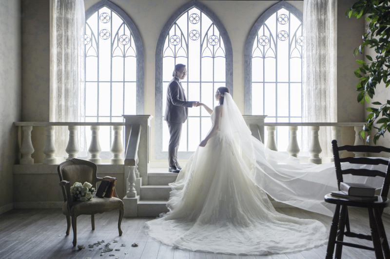 厳かなチャペルで優しくエスコートショット