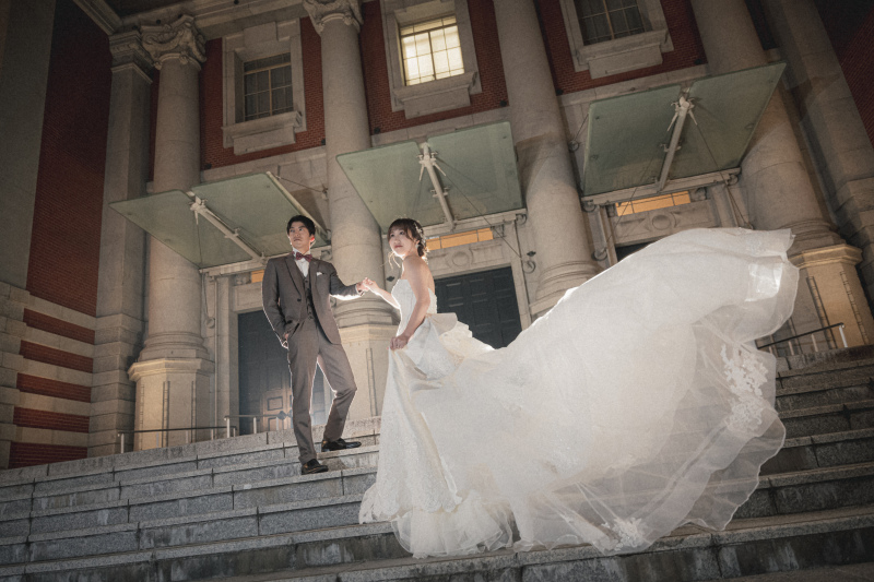 新郎様のエスコートが引き立つ素敵ショット