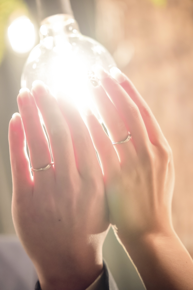 指輪がキラリと輝くパーツショット♪